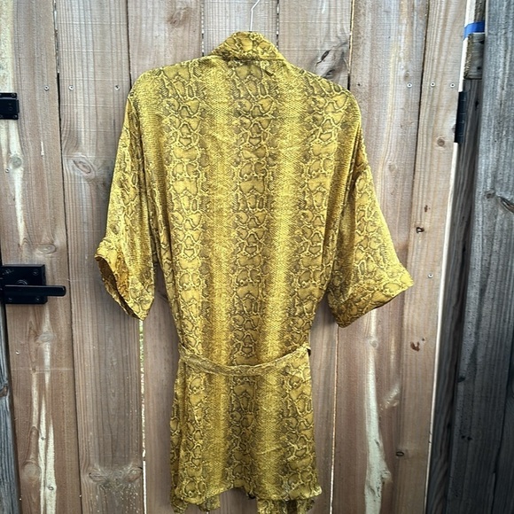 BCBGMAXAZRIA Women's Snake Print Wrap Kimono Yellow Size M/L - Picture 3 of 4